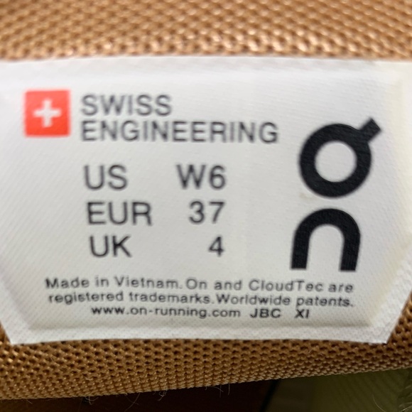 On Running CloudFlow V3 Women’s Running & Walking sneakers // Shoe Size- 6 - Picture 10 of 10